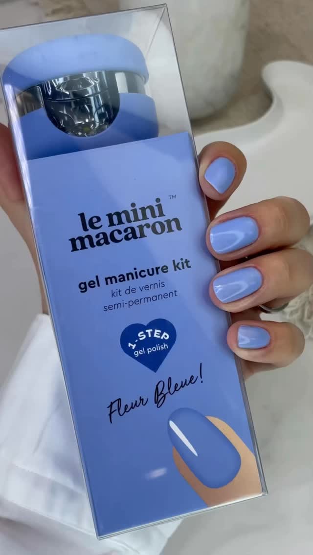 Toto video tu bolo už xy krát ale je jedno z najobľúbenejších. Sada na manikúru Fleur bleue je tak nadčasová, že máme pocit, že táto farba ani nevyjde z módy. Blíži sa jar a s ňou opäť aj krásne farby🪻